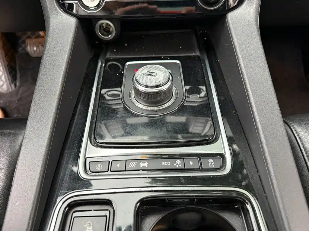 Jaguar F-PACE — миниатюра 9
