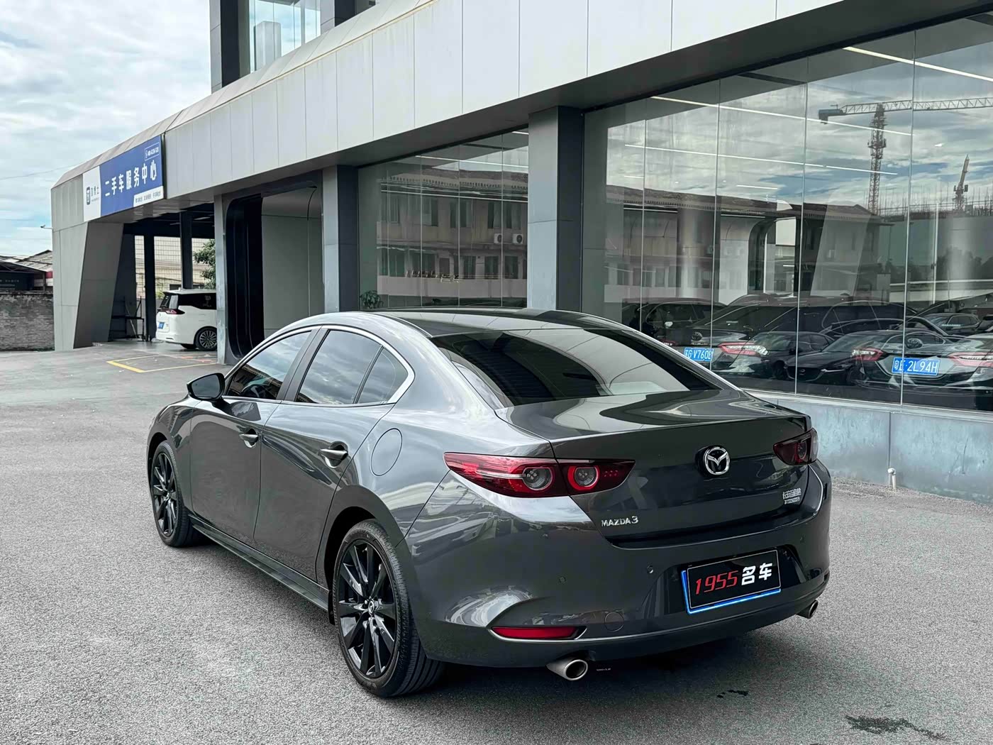 Mazda Mazda3 Axela 2.0 л 2024 г. Серебристо-серый, пробег 15000 км
