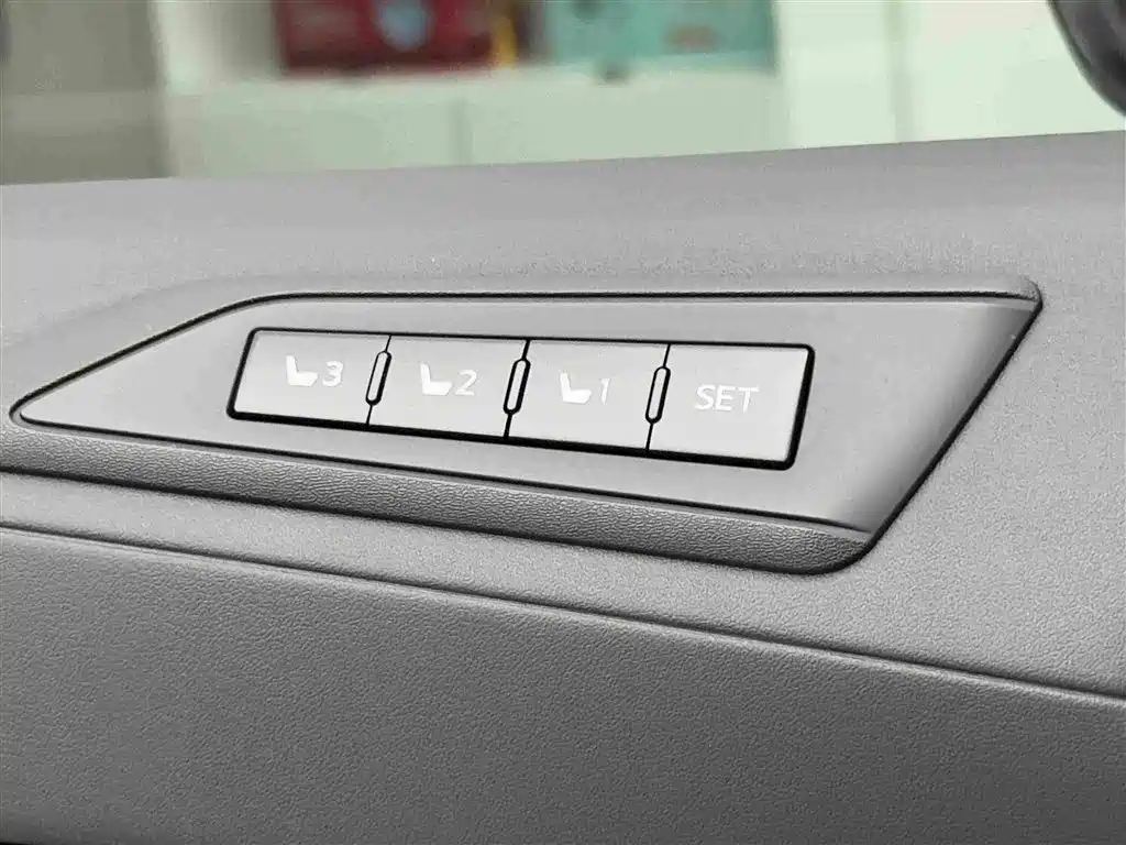Toyota Vellfire — миниатюра 18