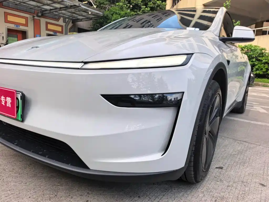 Tesla Model Y — миниатюра 9