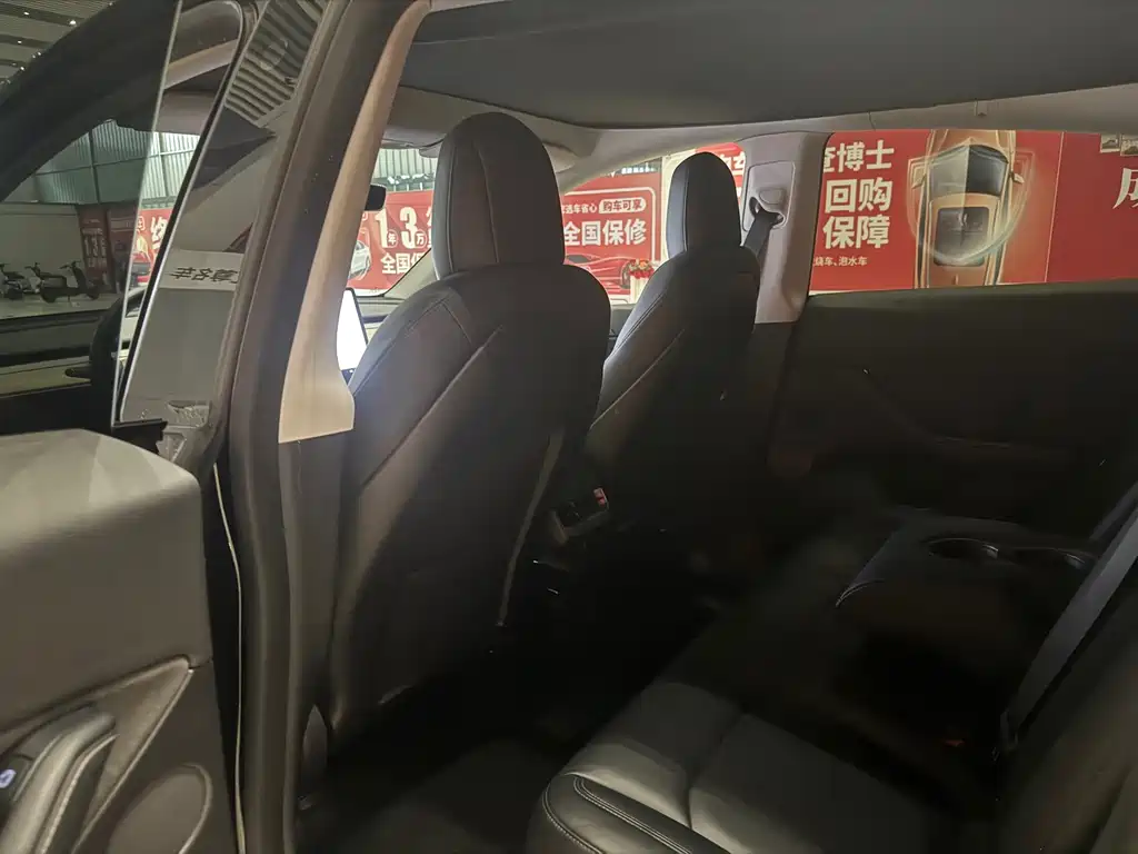 Tesla Model Y — миниатюра 8