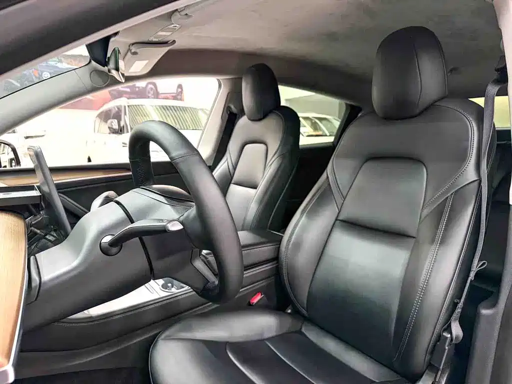 Tesla Model Y — миниатюра 8