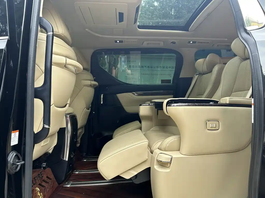 Toyota Vellfire — миниатюра 8