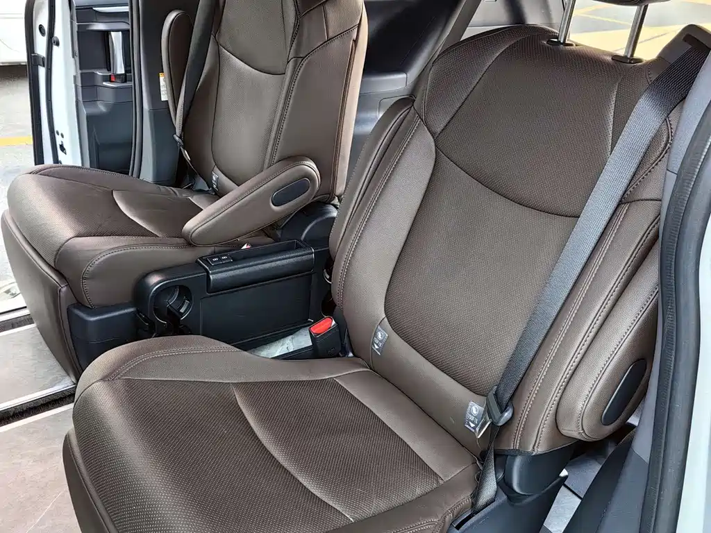 Toyota Sienna — миниатюра 6