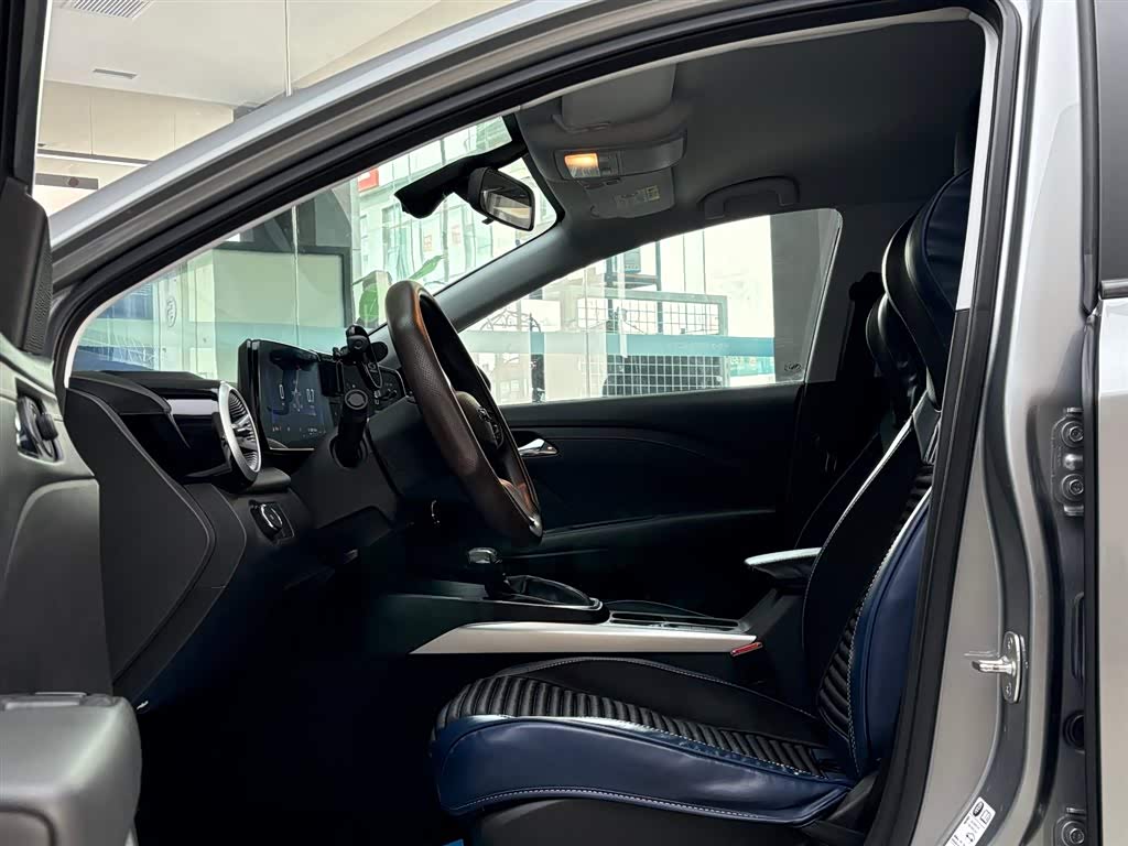 Chevrolet Monza 1.5 л 2024 г. Серебристо-серый, пробег 13000 км