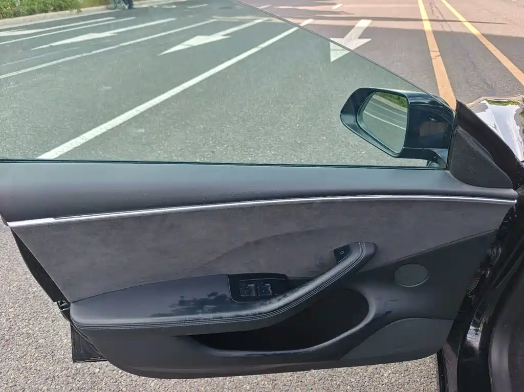 Tesla Model 3 — миниатюра 7