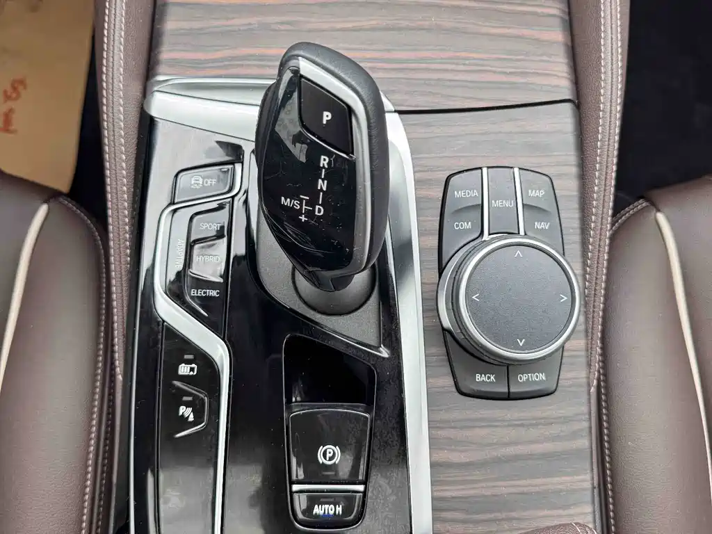 BMW 5 Series New Energy — миниатюра 10