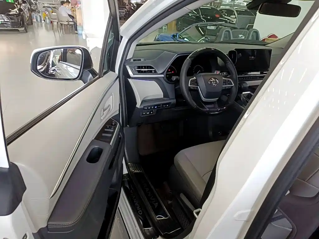 Toyota Granvia — миниатюра 16