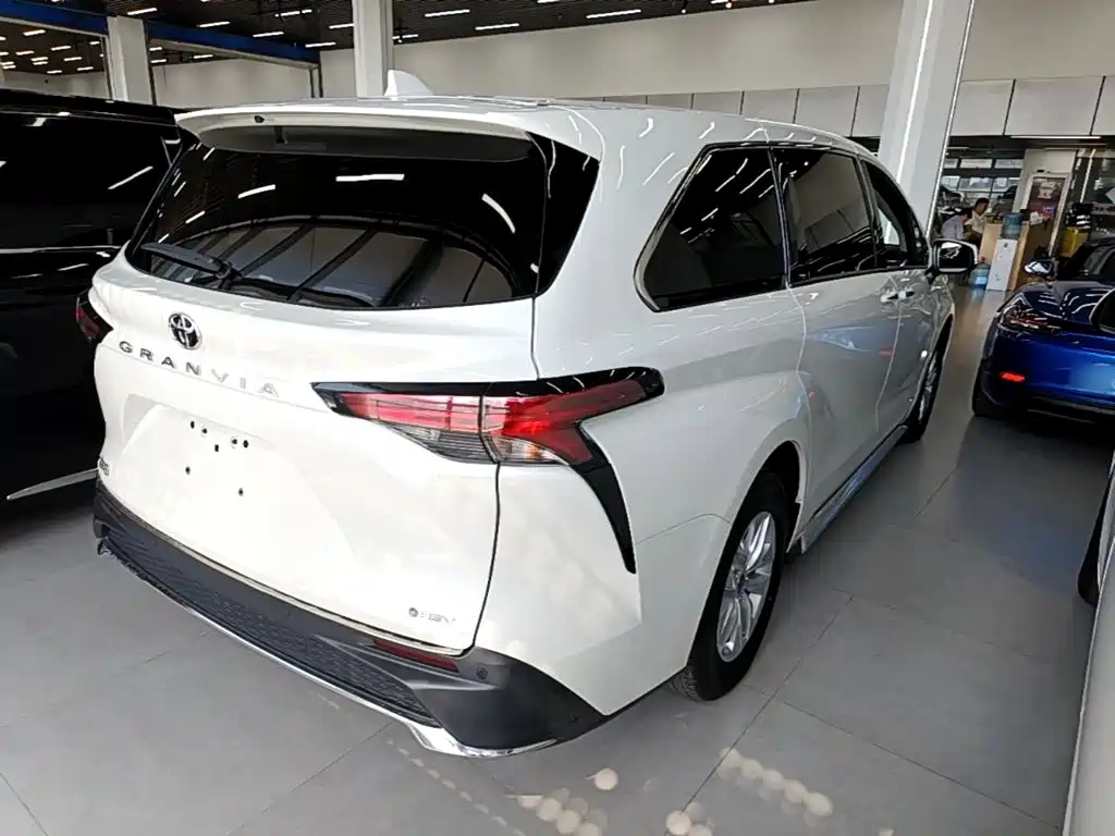 Toyota Granvia — миниатюра 7