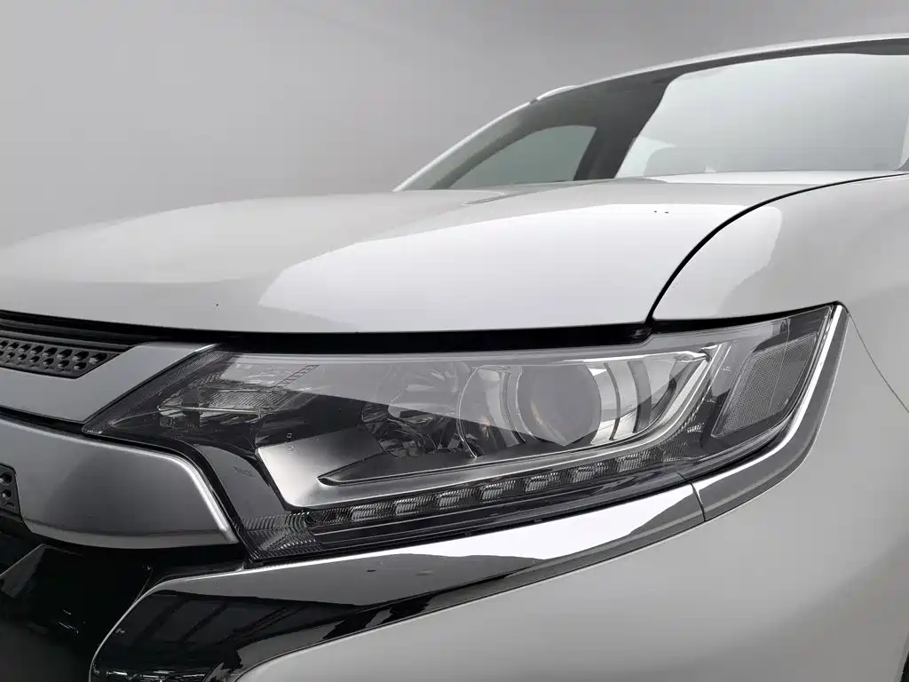 Mitsubishi Outlander — миниатюра 7