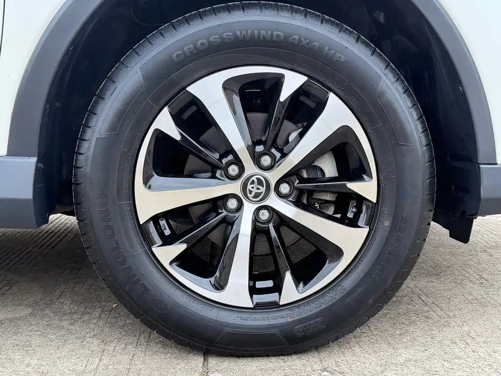 Toyota RAV4 — миниатюра 9