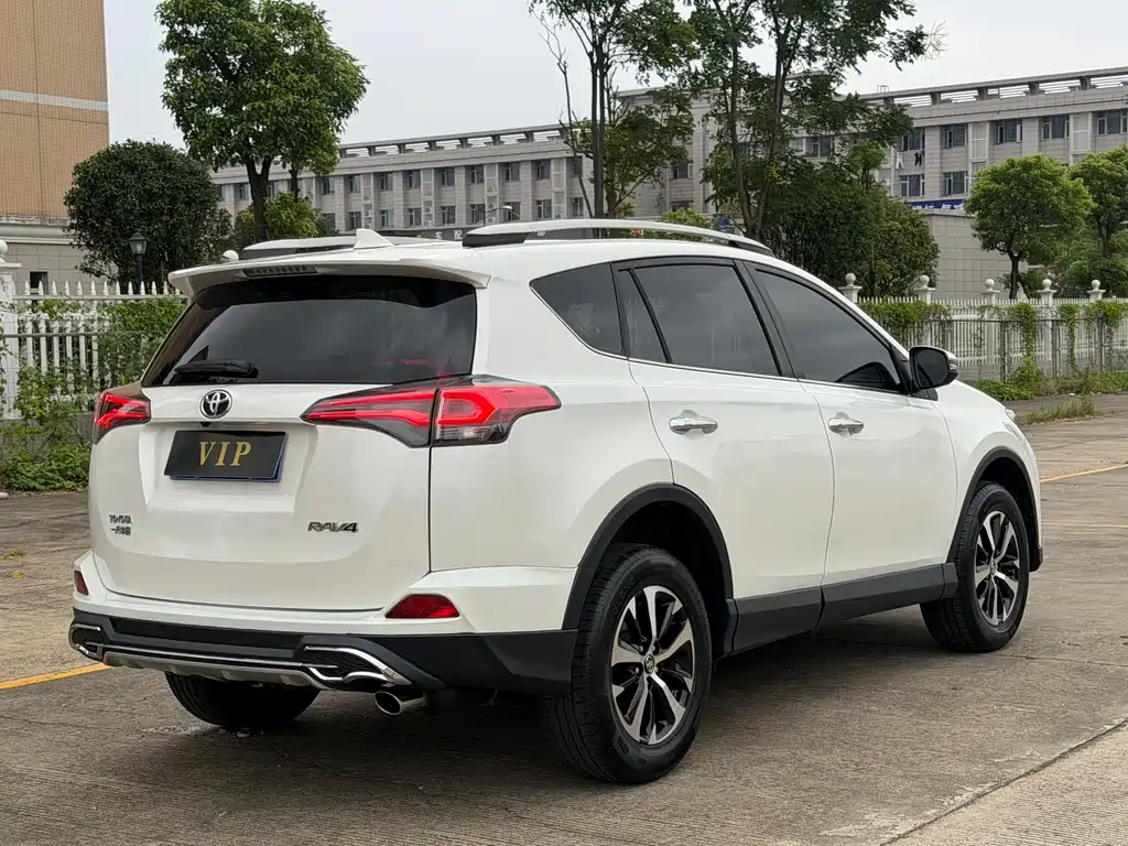 Toyota RAV4 — миниатюра 4