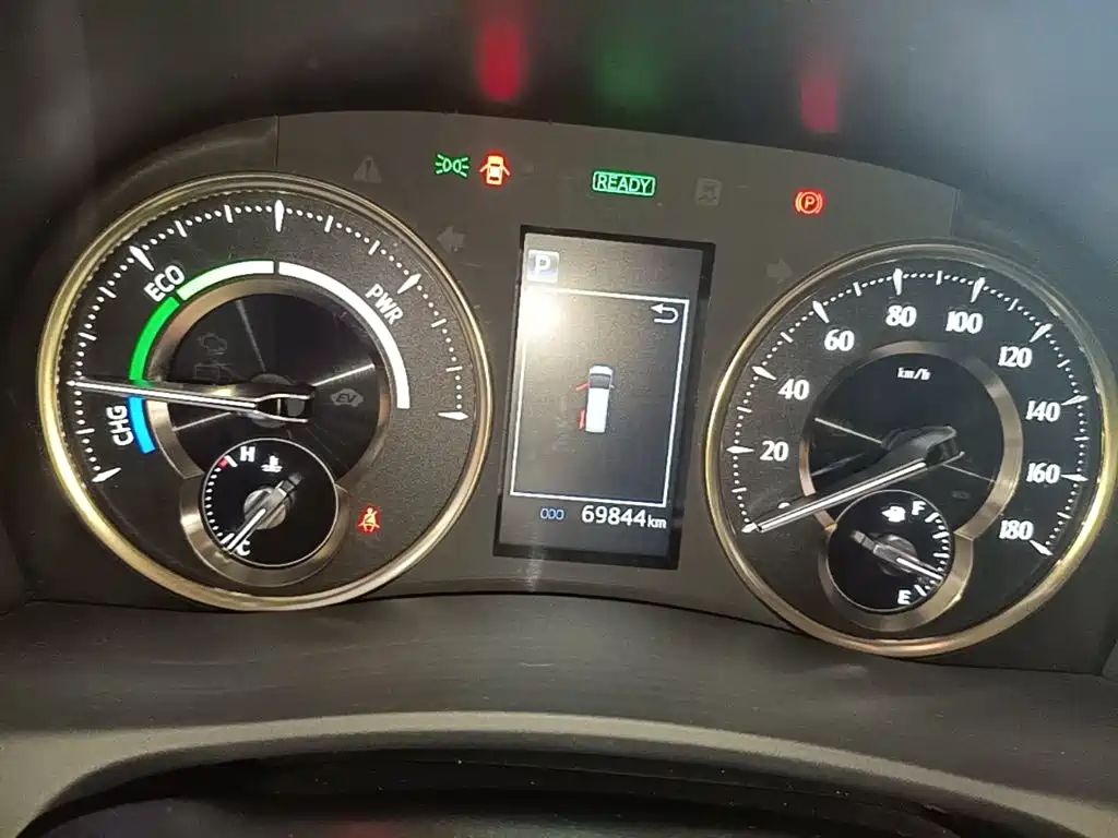 Toyota Alphard — миниатюра 12