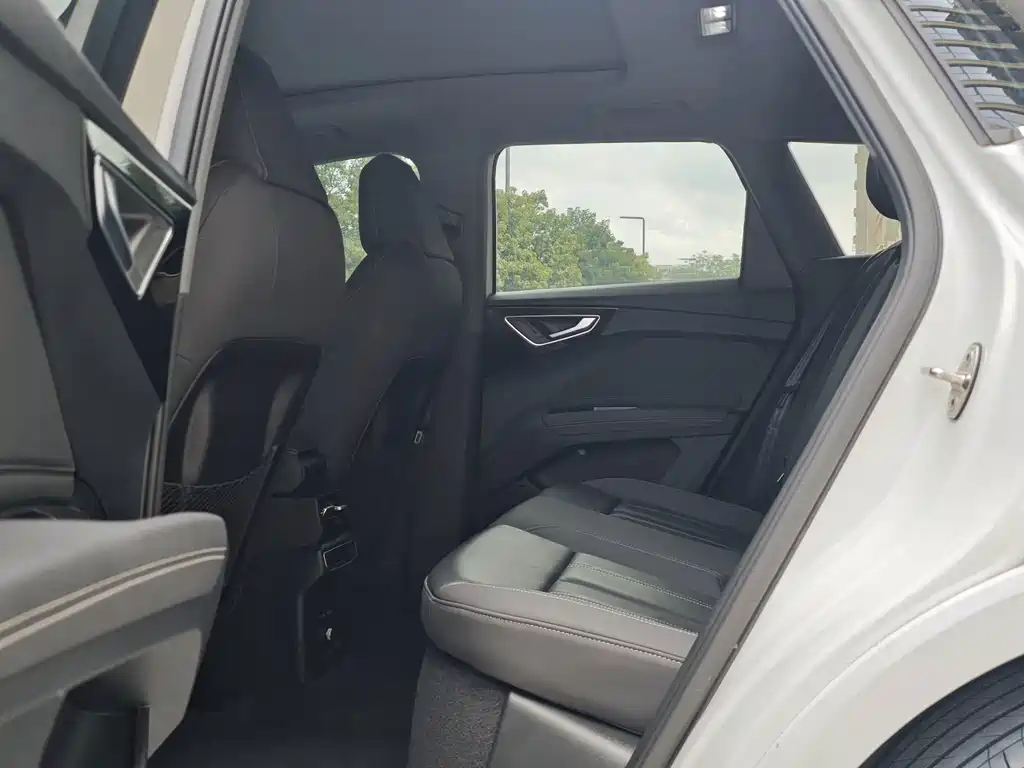 Audi Q4 e-tron — миниатюра 5