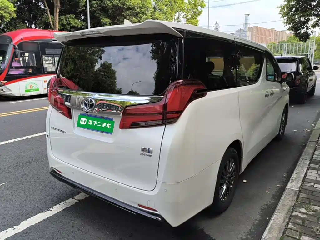 Toyota Alphard — миниатюра 7