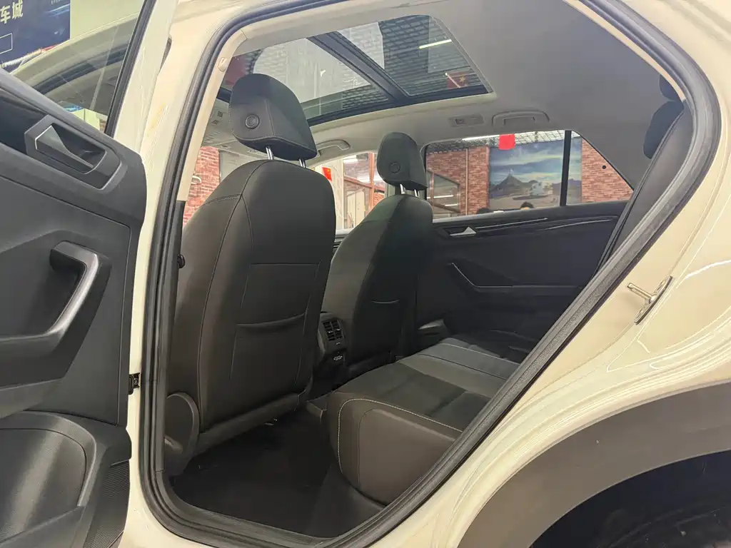 Volkswagen T-Roc — миниатюра 9