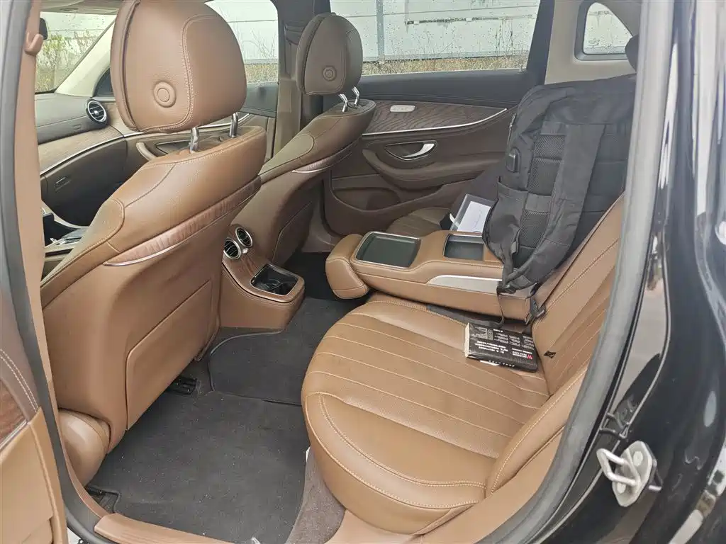 Mercedes-Benz E-Class — миниатюра 9