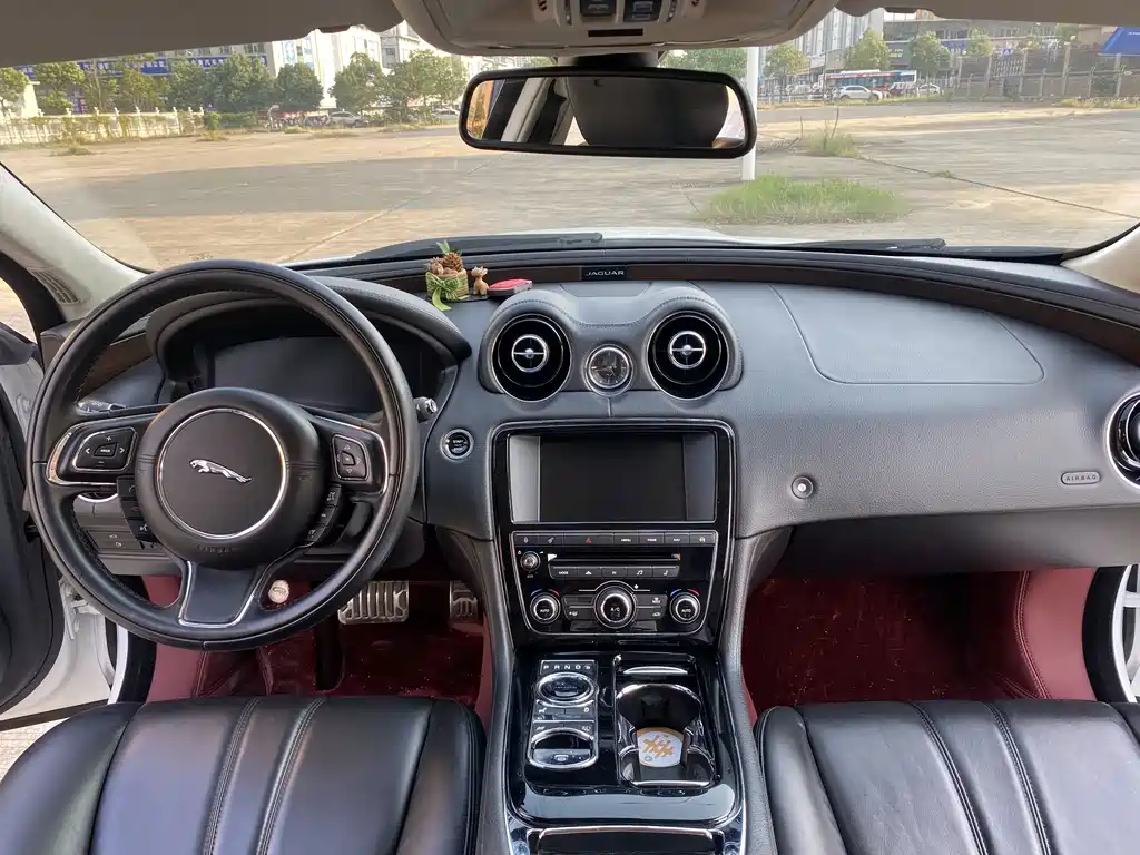 Jaguar XJ — миниатюра 6
