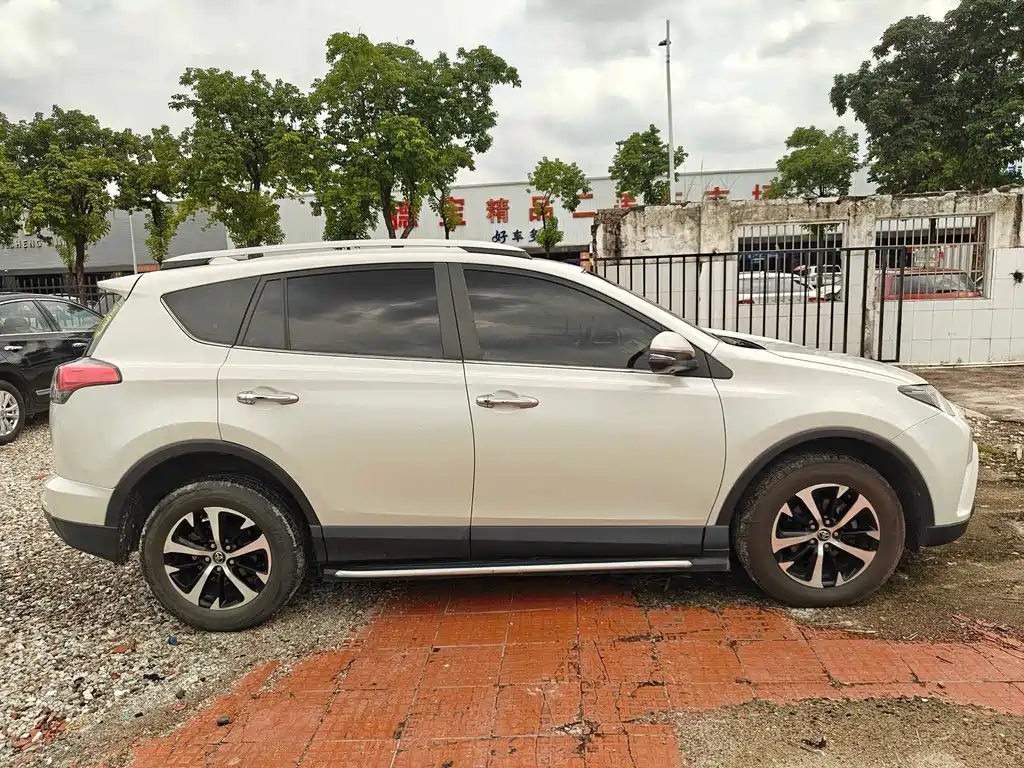 Toyota RAV4 — миниатюра 4
