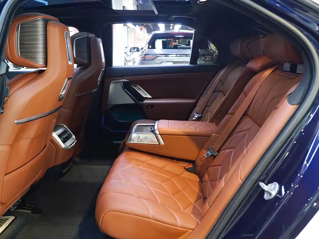 BMW 7 Series — миниатюра 6