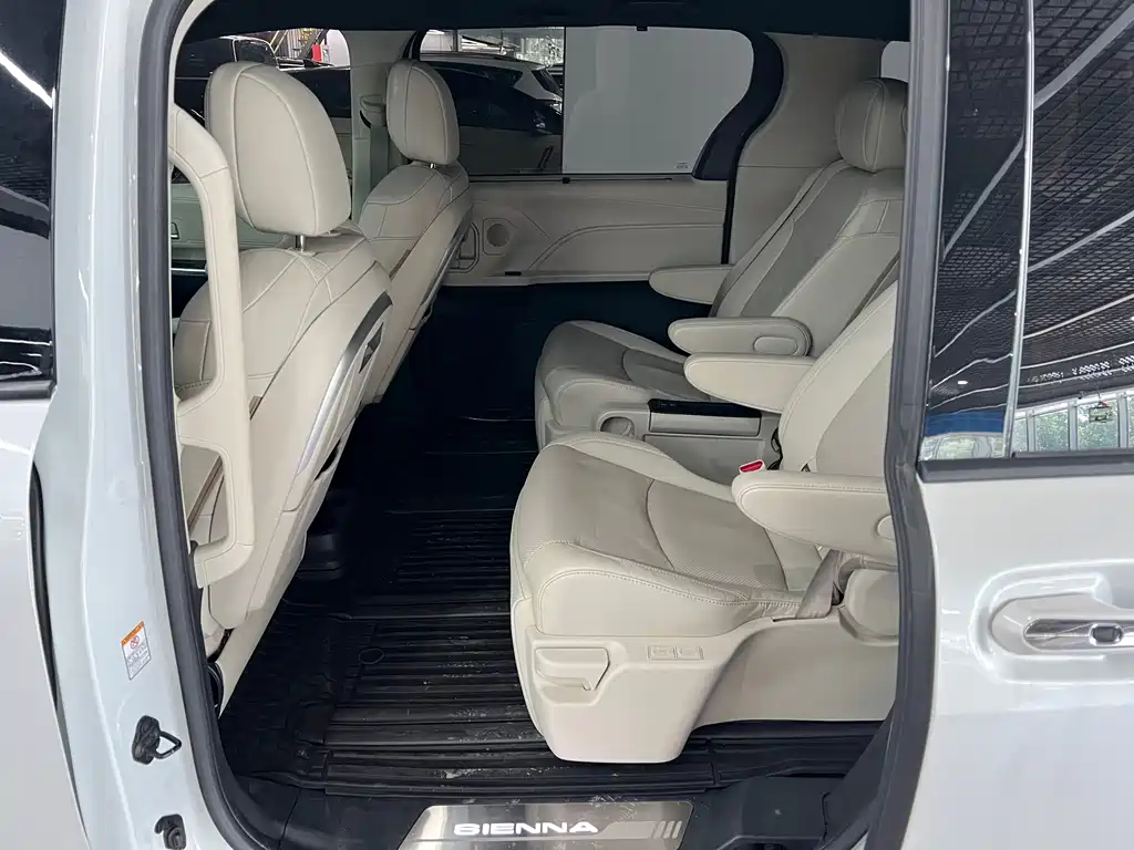 Toyota Sienna — миниатюра 6