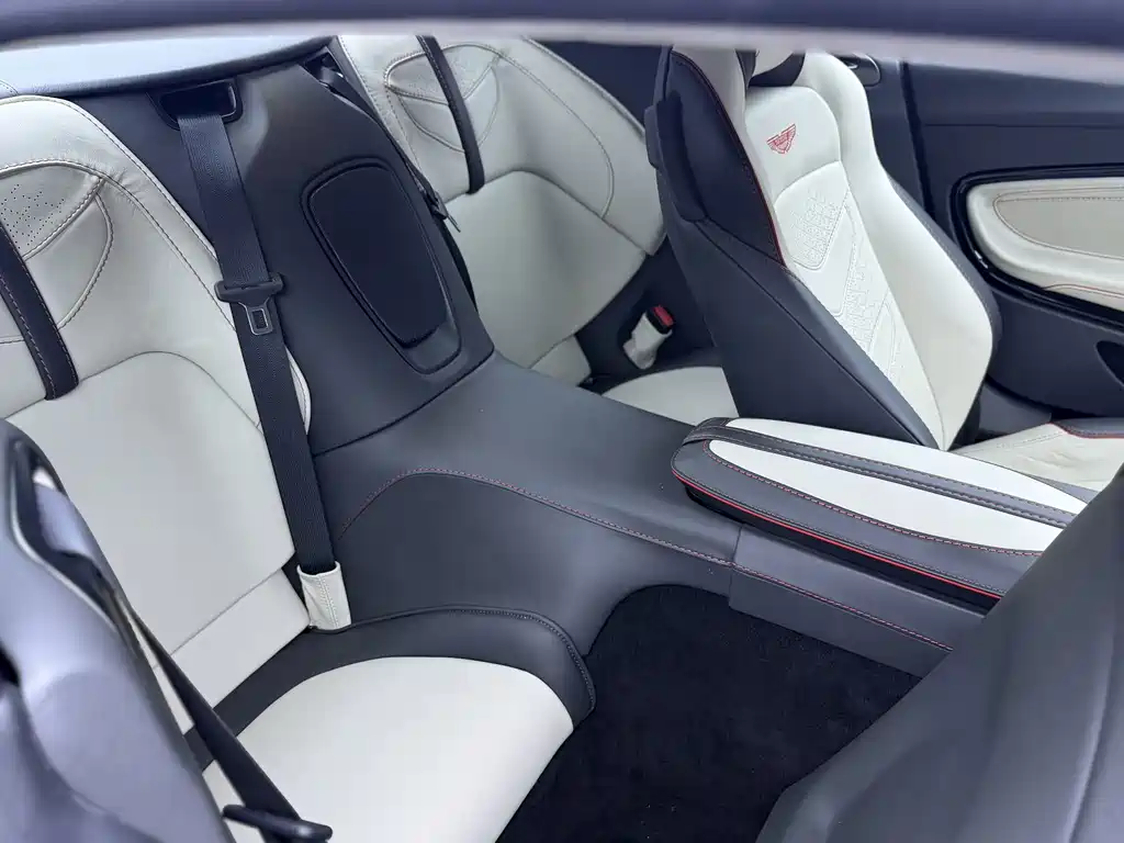 Aston Martin DBS — миниатюра 12