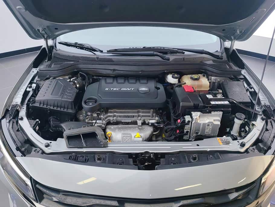 Chevrolet Monza 1.5 л 2023 г. Серебристо-серый, пробег 34700 км