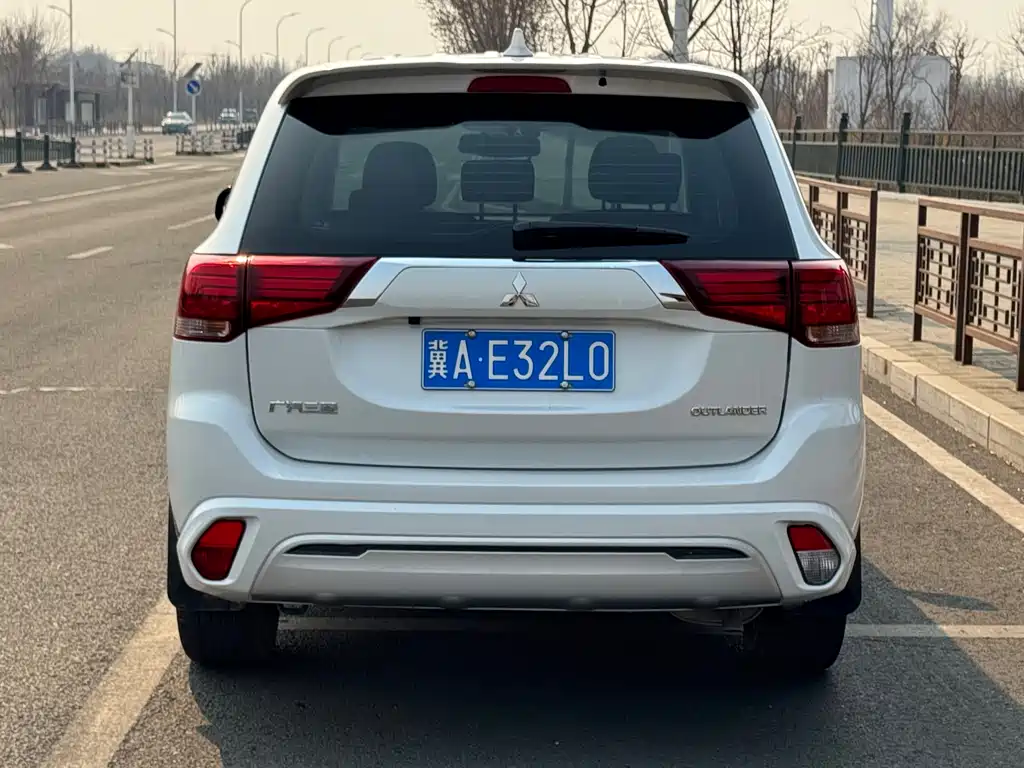 MITSUBISHI OUTLANDER