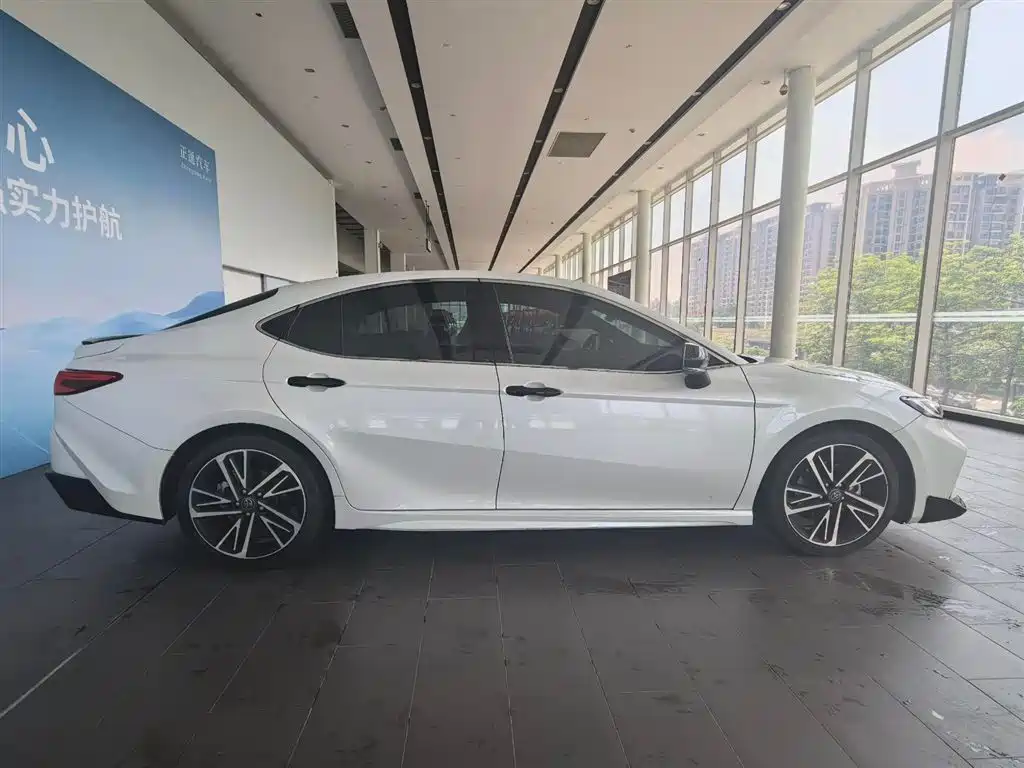 Toyota Camry — миниатюра 5