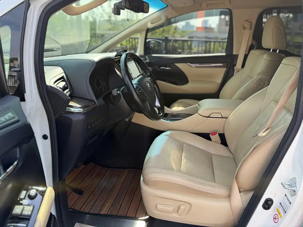 Toyota Alphard — миниатюра 8