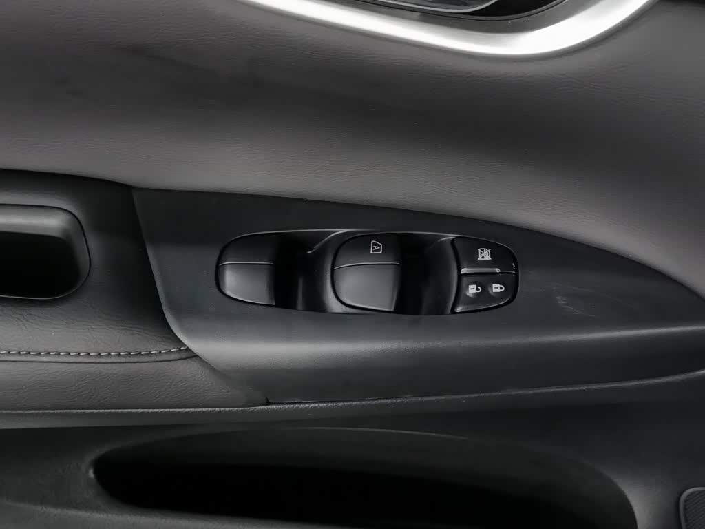 Nissan Sylphy 1.6 л 2025 г. Чёрный, пробег 7000 км