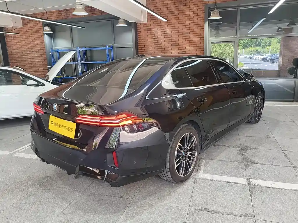 BMW 5 Series — миниатюра 4
