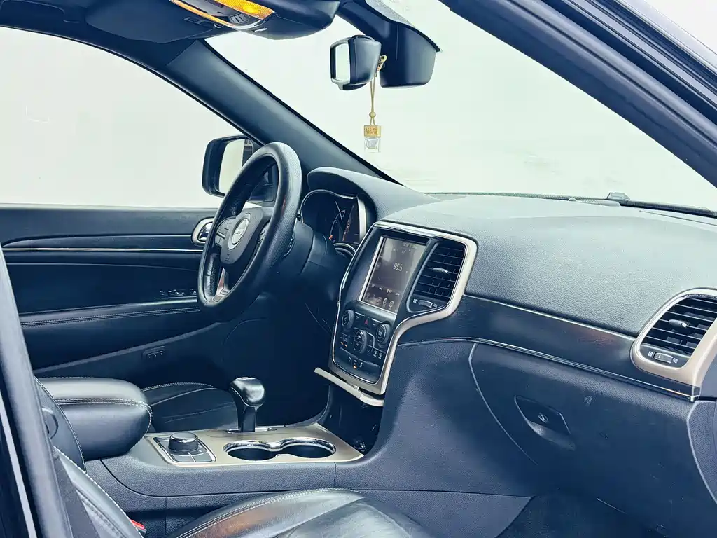 Jeep Grand Cherokee (Import) — миниатюра 12
