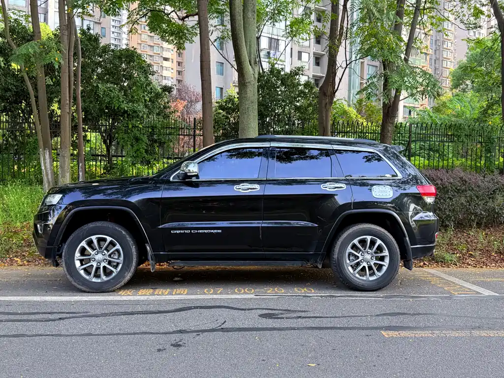 Jeep Grand Cherokee (Import) — миниатюра 8