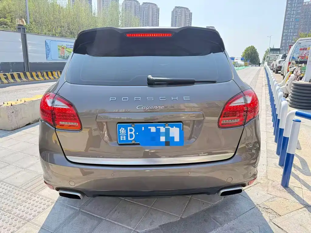 Porsche Cayenne — миниатюра 9