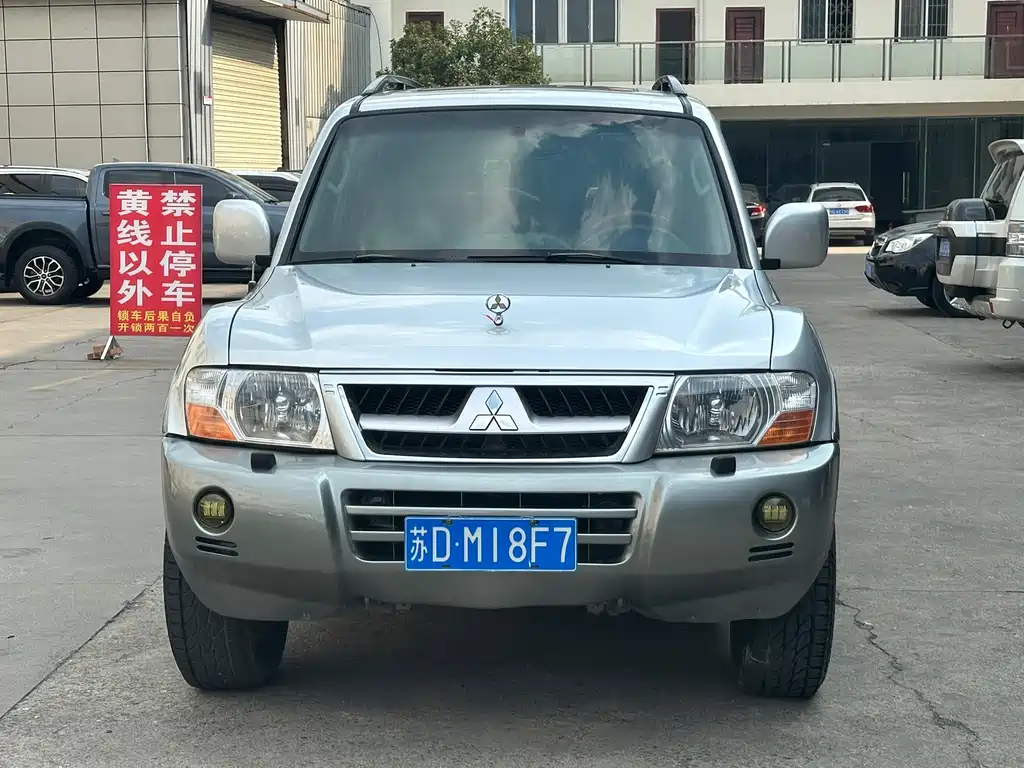 Mitsubishi Pajero — миниатюра 2