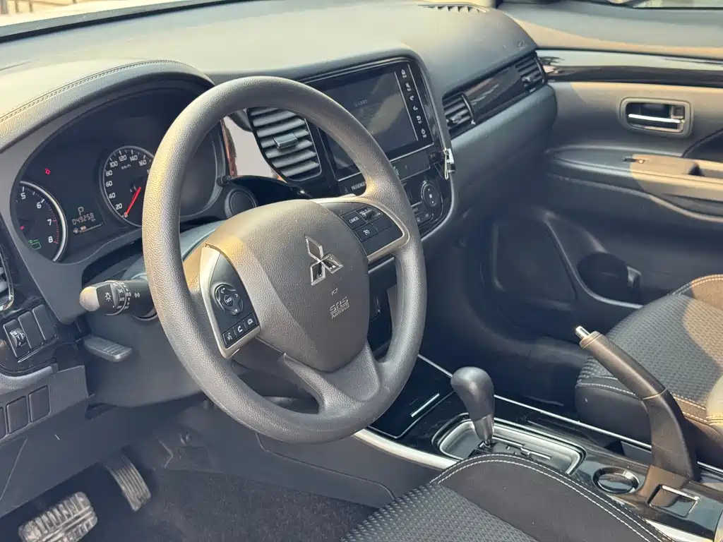 MITSUBISHI OUTLANDER