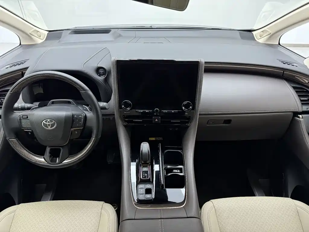 Toyota Alphard — миниатюра 13