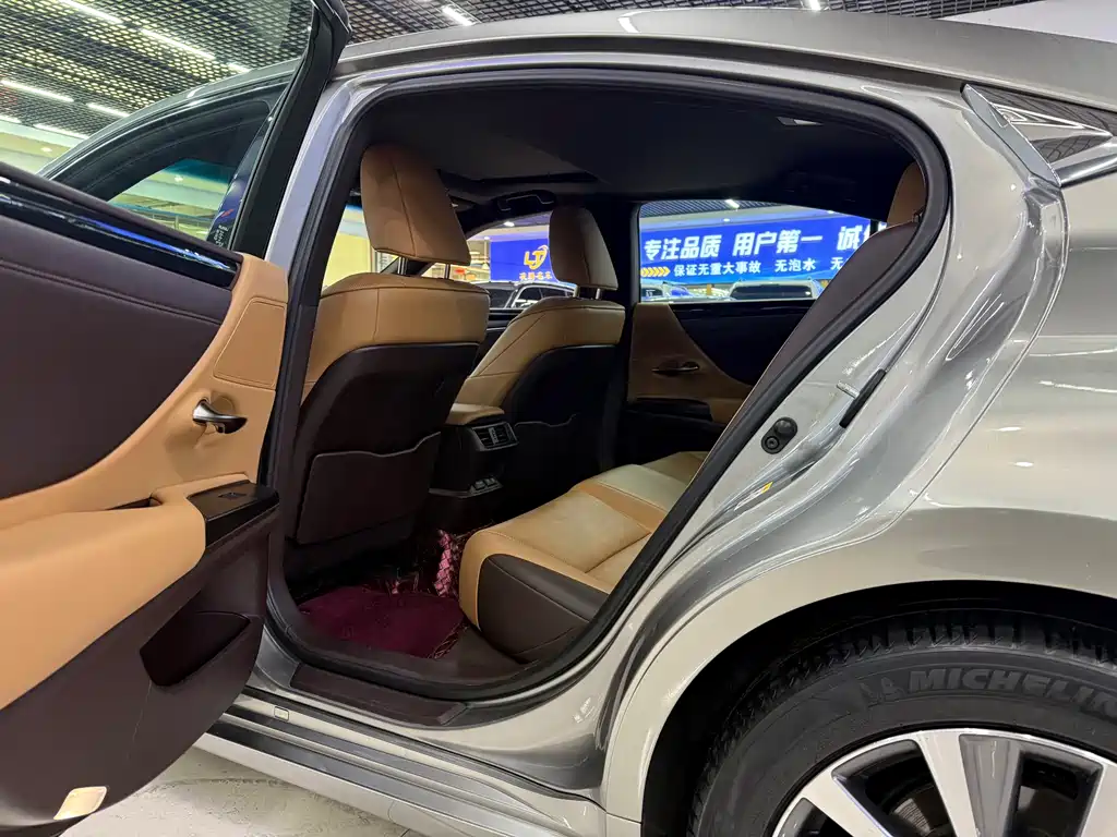 Lexus ES 2018 300h V
