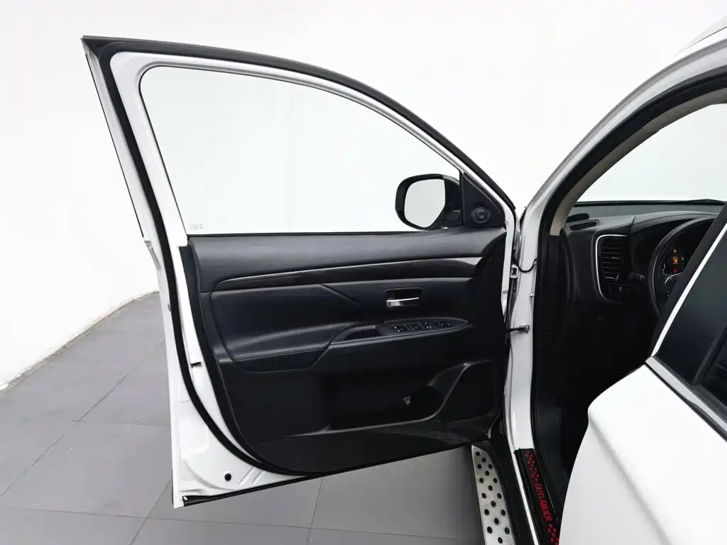 Mitsubishi Outlander — миниатюра 8