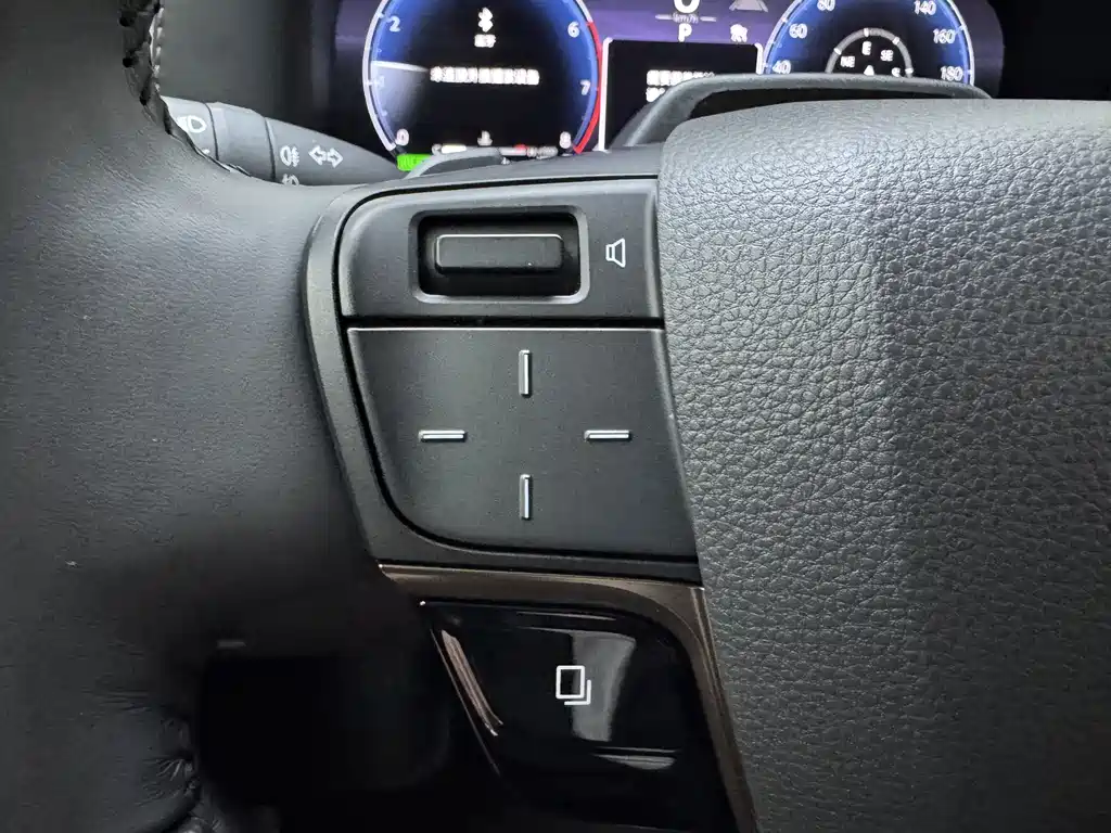 Toyota Alphard — миниатюра 10