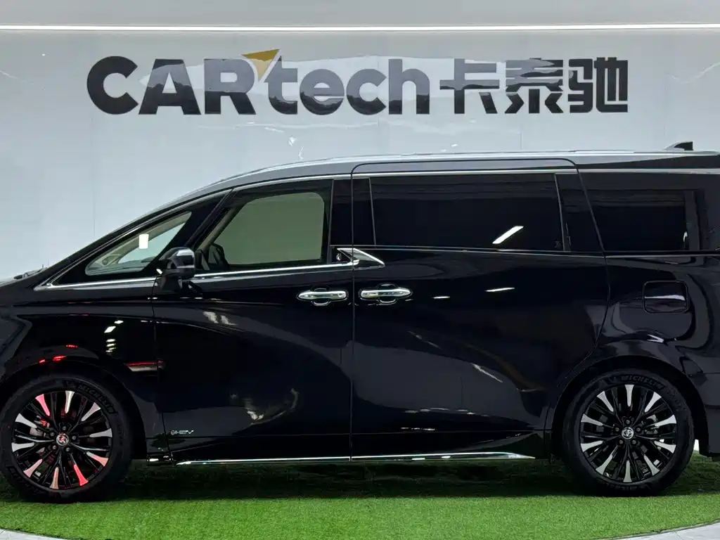 Toyota Alphard — миниатюра 8