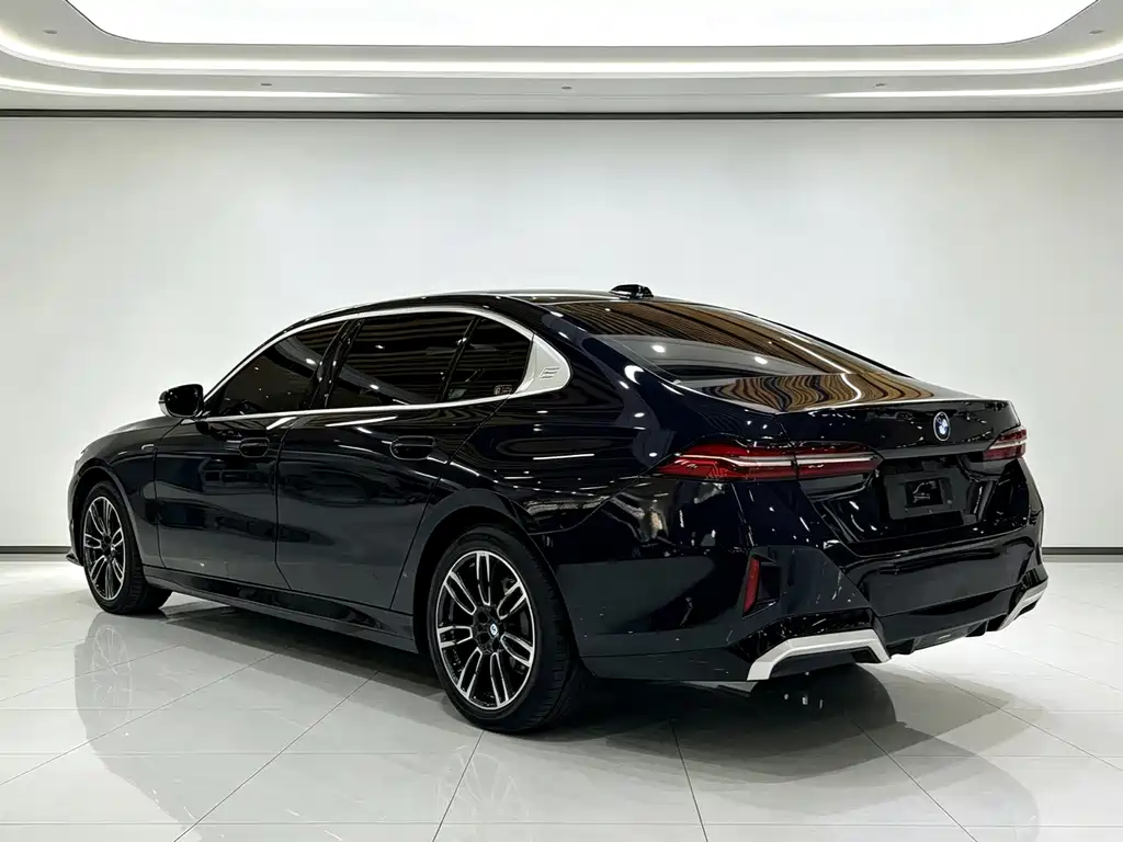 BMW 5 Series — миниатюра 11