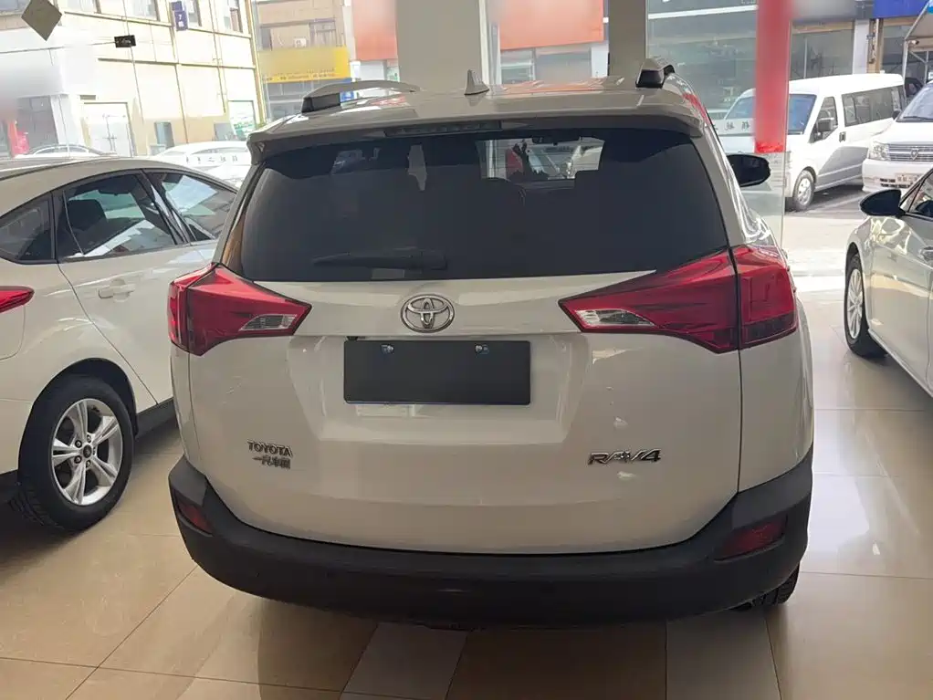 Toyota RAV4 — миниатюра 8