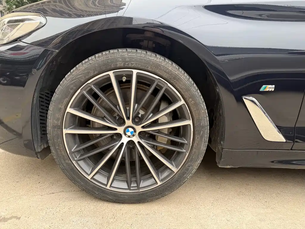 BMW 5 Series — миниатюра 7