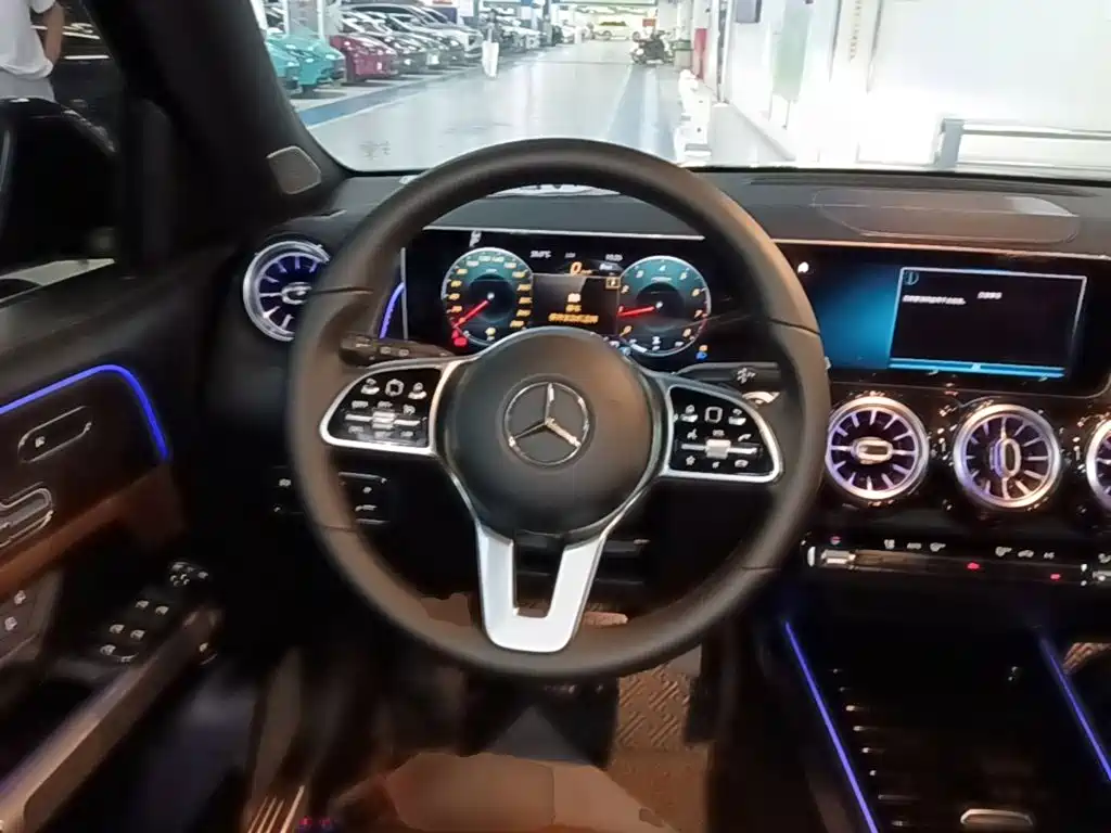 Mercedes-Benz GLB — миниатюра 11