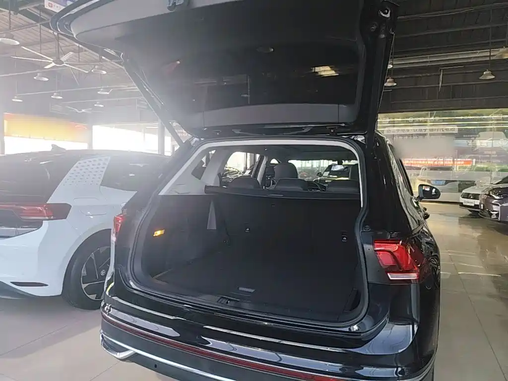 Volkswagen Tiguan L — миниатюра 19