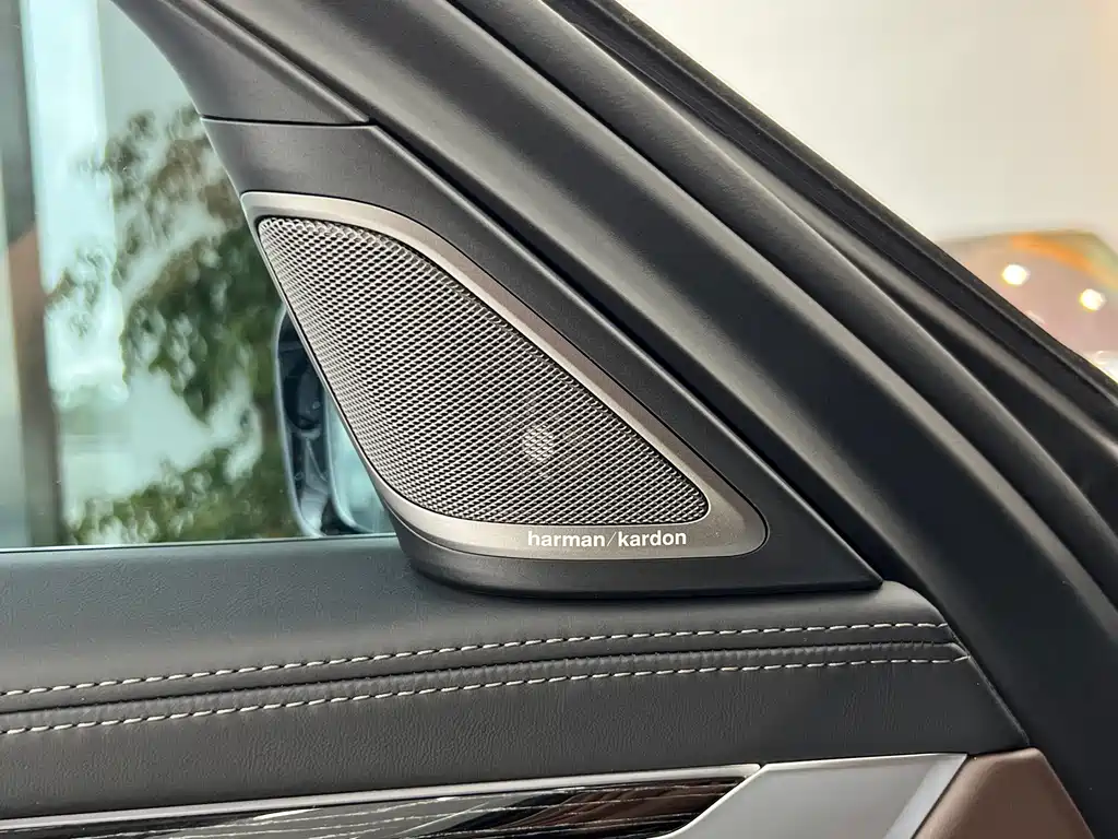 BMW 7 Series — миниатюра 12