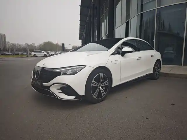 MERCEDES-BENZ EQE 2026