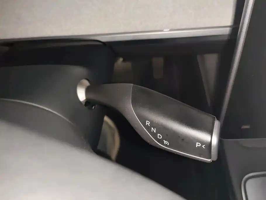 Tesla Model Y — миниатюра 16